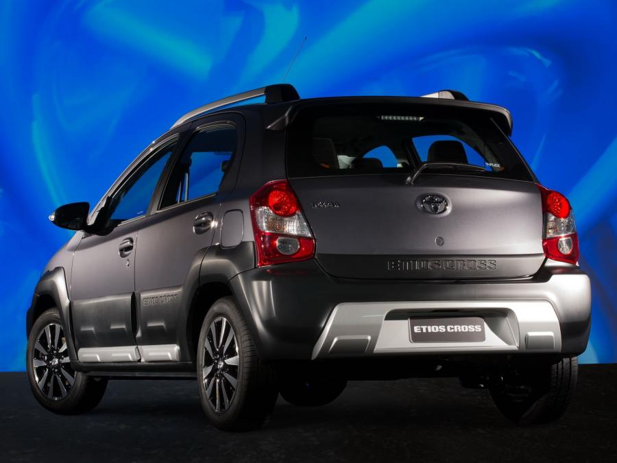  Toyota Etios Cross 2013 года  (фото 2 из 20)